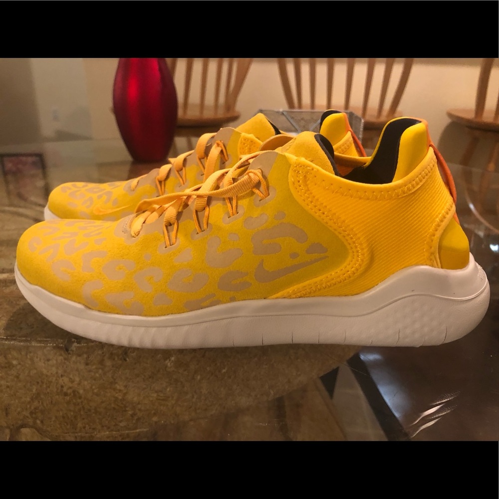 NIKE FREE